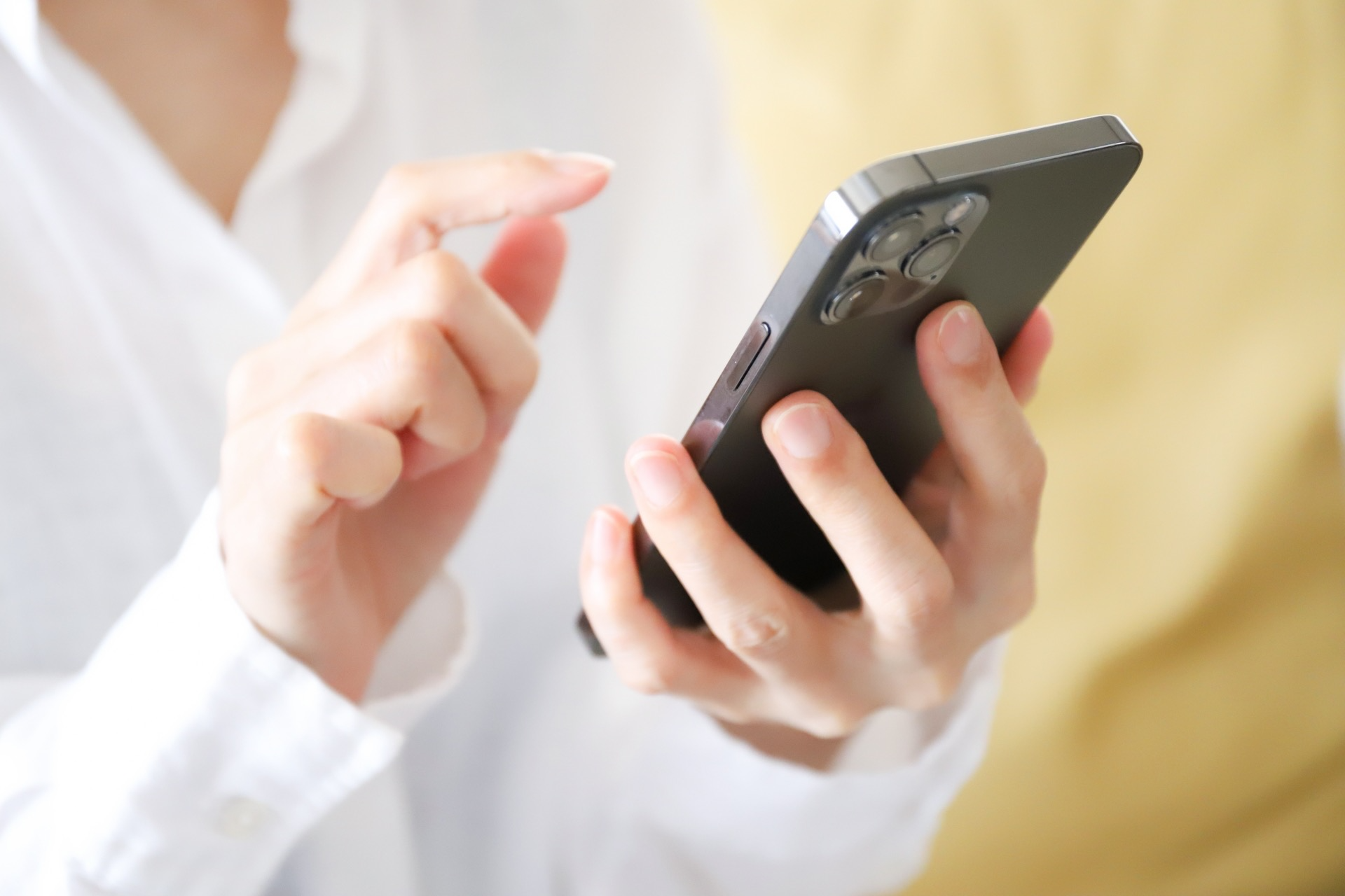 スマートフォンでSNSを見ているイメージ